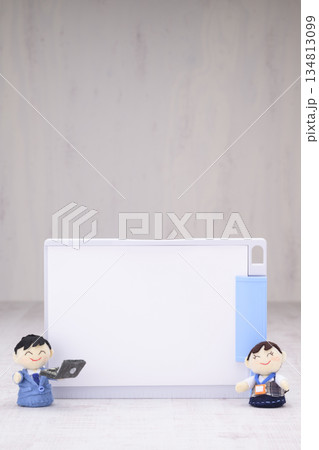 ビジネスマンとOLの人形とクリップボード 134813099