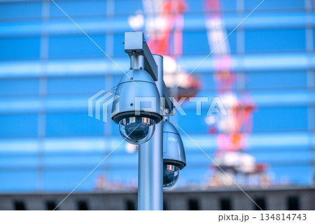 日本の東京都市景観TOKYO TORCH。東京駅（日本橋口）付近の防犯カメラと窓に映る大手町再開発 134814743