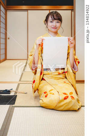 書き初めをする着物を着た若い女性 134814922