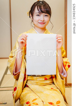 書き初めをする着物を着た若い女性 書き初めをする着物を着た若い女性 134814925