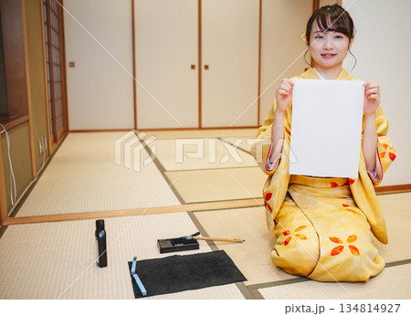 書き初めをする着物を着た若い女性 書き初めをする着物を着た若い女性 134814927