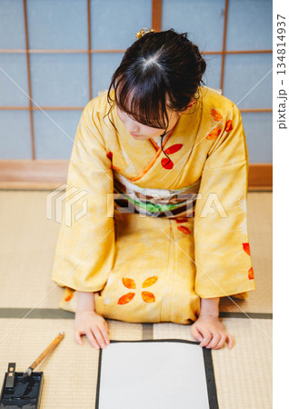 書き初めをする着物を着た若い女性 書き初めをする着物を着た若い女性 134814937