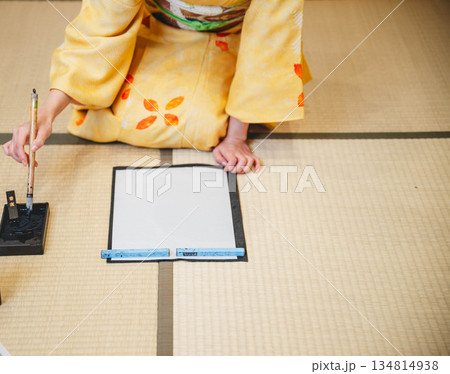 書き初めをする着物を着た若い女性 134814938