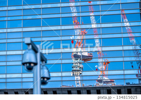 日本の東京都市景観TOKYO TORCH。東京駅付近の防犯カメラと…大手町再開発。“行末を見守る目” 134815025