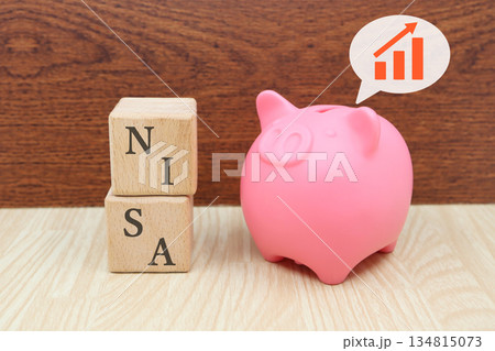 NISAと貯金箱と上昇グラフの投資イメージ概念。 134815073