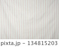 白地に赤いストライプの布 134815203