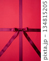 ワインレッドのリボンと赤い背景 134815205