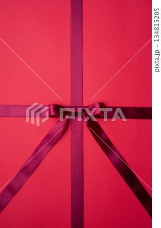 ワインレッドのリボンと赤い背景 134815205