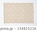 ベージュにドットのランチョンマット 134815216