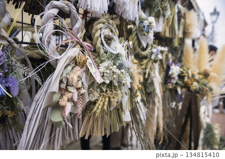 クリスマスマルシェで売られているしめ縄 134815410