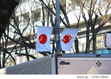 【日本の国旗】日の丸、表参道付近の街並み 134815660
