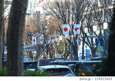 【日本の国旗】日の丸、表参道付近の街並み 134815683