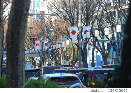 【日本の国旗】日の丸、表参道付近の街並み 134815685