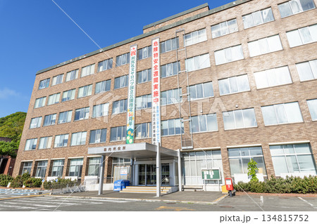 北海道稚内市　晴天の稚内市役所 134815752