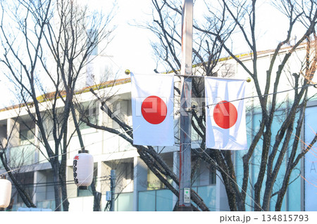 【日本の国旗】日の丸、表参道付近の街並み 【日本の国旗】日の丸、表参道付近の街並み 134815793
