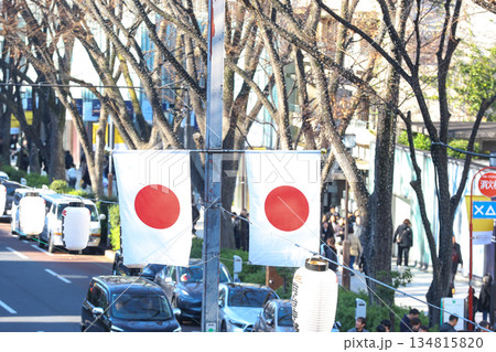 【日本の国旗】日の丸、表参道付近の街並み 134815820