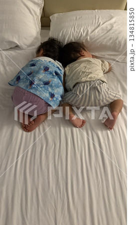 お昼寝する赤ちゃん お昼寝する赤ちゃん 134815850