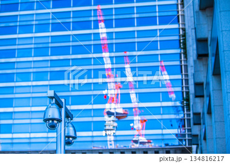 日本の東京都市景観年末…街角の防犯カメラ。東京駅（日本橋口）、バスロタリー歩道側付近の防犯カメラ 134816217