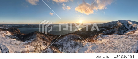 藻琴峠から屈斜路湖夕日のパノラマ撮影 134816481