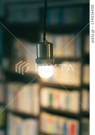 カフェのレトロな電球 134816498