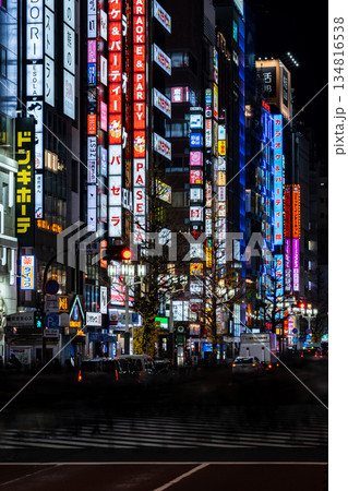 新宿・歌舞伎町一番街のネオンサインが輝く繁華街 134816538