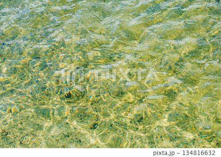 秋の柔らかい日差しを受ける川の水面09 秋の柔らかい日差しを受ける川の水面09 134816632