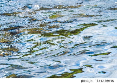 秋の柔らかい日差しを受ける川の流れのアップ02 134816640