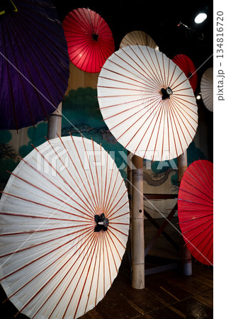 赤と白の和傘 134816720