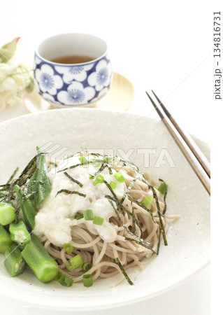 とろろオクラ蕎麦と日本茶 134816731