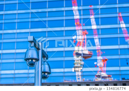 日本の東京都市景観年末…街角の防犯カメラ。東京駅(日本橋口)、バスロタリー歩道側付近の防犯カメラ 日本の東京都市景観年末…街角の防犯カメラ。東京駅(日本橋口)、バスロタリー歩道側付近の防犯カメラ 134816774