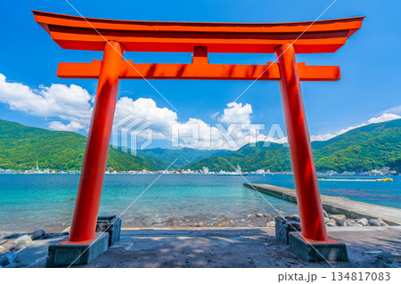 諸口神社　鳥居と駿河湾と富士山　「沼津市戸田」 134817083