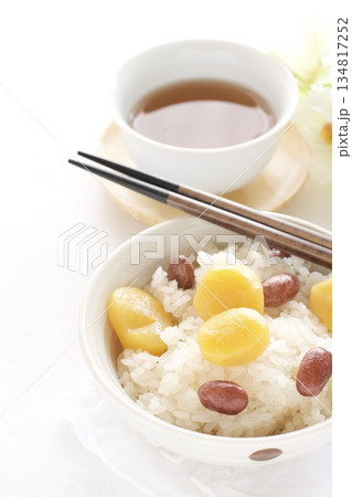 栗と金時豆のおこわと日本茶 134817252