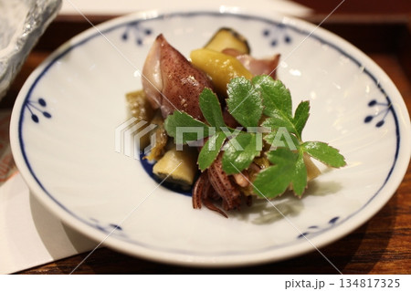 日本料理　ホタルイカとマテガイとゴボウの先付 134817325