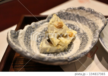 日本料理 レンコンのクリームチーズと干し柿和え 日本料理 レンコンのクリームチーズと干し柿和え 134817365