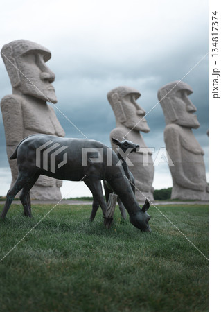 モアイ像と鹿 134817374