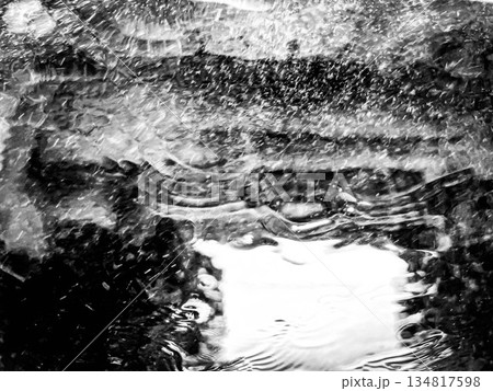 激しい水しぶきと近づく回転ブラシ～カーウォッシュ～ 134817598