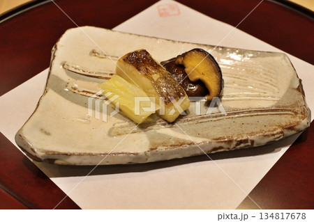 日本料理の焼き物 カレイの西京焼き、椎茸のステーキ、白菜の甘酢漬け 日本料理の焼き物 カレイの西京焼き、椎茸のステーキ、白菜の甘酢漬け 134817678