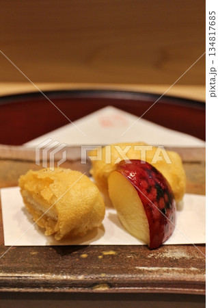 日本料理の揚げ物　穴子の酒蒸し揚げ、焼き林檎添え 134817685