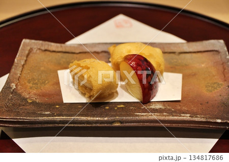 日本料理の揚げ物　穴子の酒蒸し揚げ、焼き林檎添え 134817686