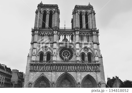 パリの象徴ノートルダム大聖堂の荘厳なモノクロ写真 フランスの歴史的ゴシック建築の傑作 パリの象徴ノートルダム大聖堂の荘厳なモノクロ写真 フランスの歴史的ゴシック建築の傑作 134818052