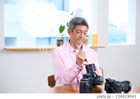 写真撮影を趣味にする男性シニア カメラ 手入れ メンテナンス 写真撮影を趣味にする男性シニア カメラ 手入れ メンテナンス 134819041
