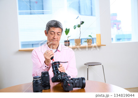 写真撮影を趣味にする男性シニア カメラ 手入れ メンテナンス 写真撮影を趣味にする男性シニア カメラ 手入れ メンテナンス 134819044