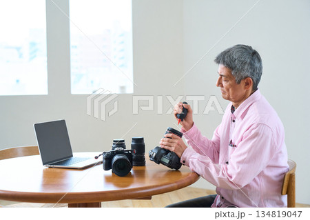 写真撮影を趣味にする男性シニア カメラ 手入れ メンテナンス 写真撮影を趣味にする男性シニア カメラ 手入れ メンテナンス 134819047
