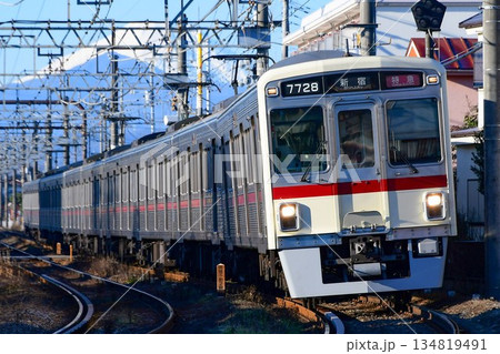 富士山背景に走る京王7000系復刻臙脂帯7728F 134819491
