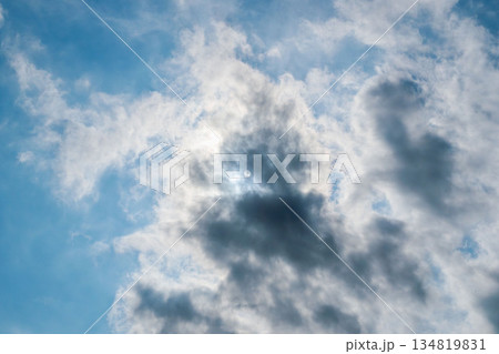 秋の空　雲中の太陽が雲を輝かす02 134819831
