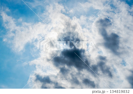 秋の空　雲中の太陽が雲を輝かす03 134819832