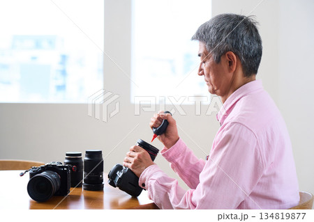 写真撮影を趣味にする男性シニア　カメラ　手入れ　メンテナンス 134819877