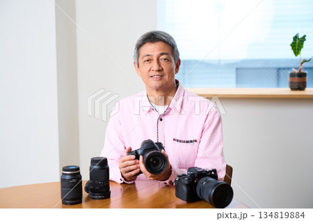 写真撮影を趣味にする男性シニア カメラ 手入れ メンテナンス 写真撮影を趣味にする男性シニア カメラ 手入れ メンテナンス 134819884