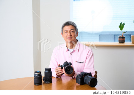 写真撮影を趣味にする男性シニア　カメラ　手入れ　メンテナンス 134819886