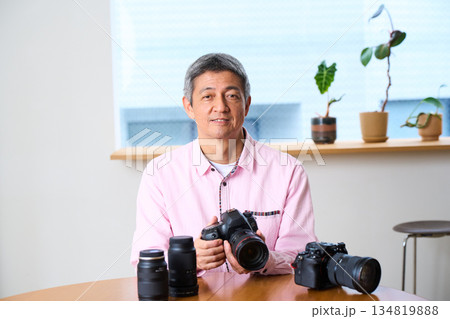 写真撮影を趣味にする男性シニア カメラ 手入れ メンテナンス 写真撮影を趣味にする男性シニア カメラ 手入れ メンテナンス 134819888